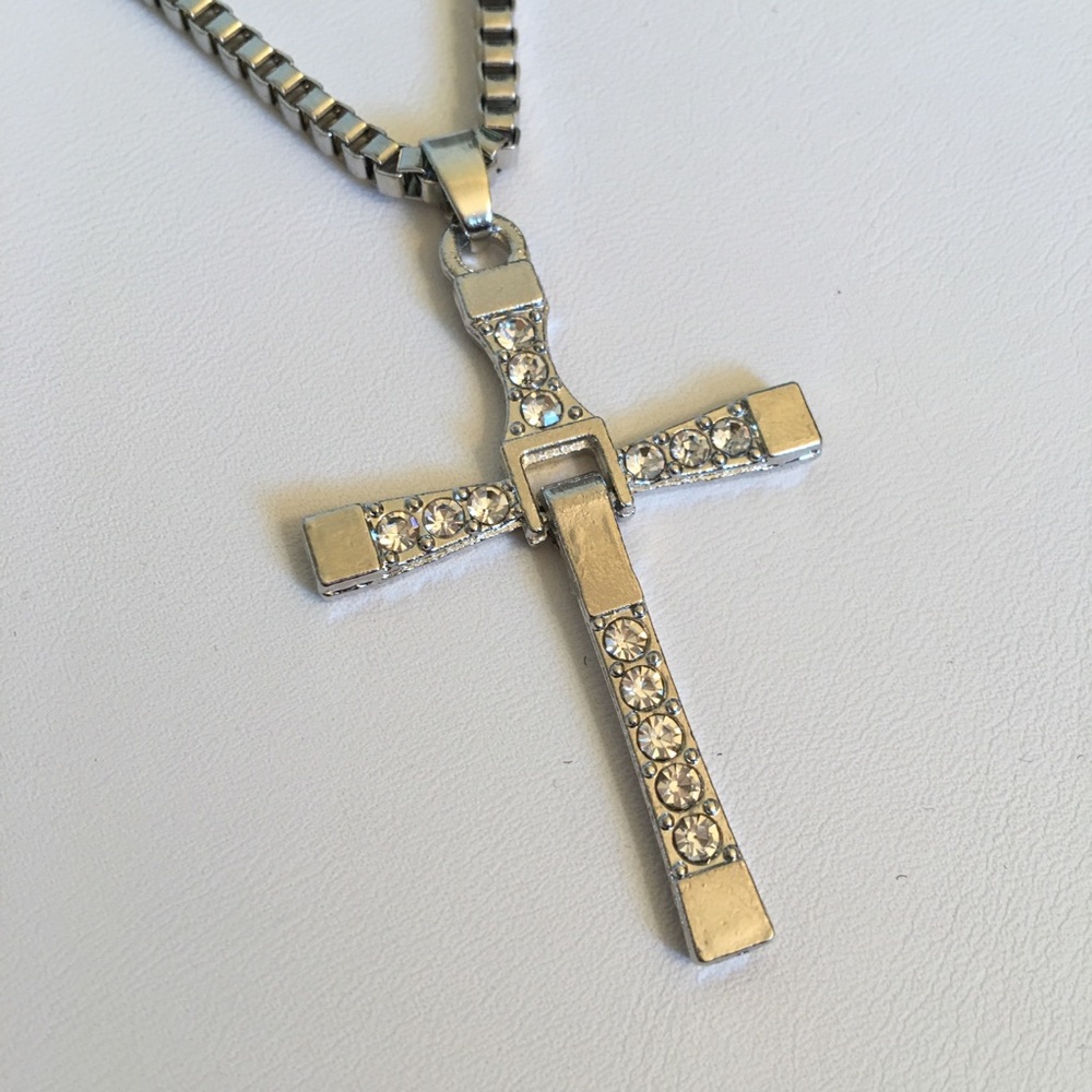 Dominic Toretto’s Cross Pendant - Picture 4 of 8